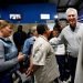 El presidente cubano Díaz-Canel saluda en la terminal de ómnibus de la provincia de Santi Spiritus. Foto: Ernesto Mastrascusa/EFE.