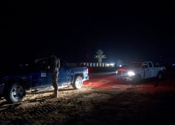 En esta fotografía del 26 de diciembre de 2018, varios militares esperan mientras el presidente Trump y la primera dama Melania Trump visitan la base aérea Al Assad en Irak. Foto: Andrew Harnik, AP  archivo.