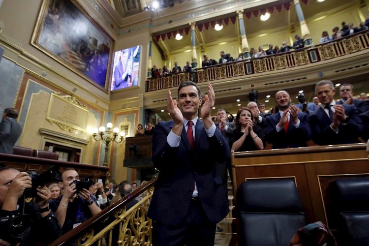 Pedro Sánchez aplaude tras lograr este martes la confianza del Congreso para un nuevo mandato como presidente del Gobierno, al lograr una estrecha mayoría de 167 votos a favor, 165 en contra y 18 abstenciones. EFE/Juan Carlos Hidalgo