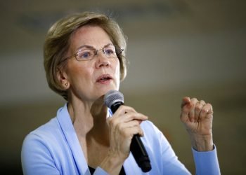 La senadora Elizabeth Warren, aspirante a la candidatura presidencial demócrata, habla en un acto de campaña en Grimes, Iowa, 20 de enero de 2020. Foto: Patrick Semansky / AP.