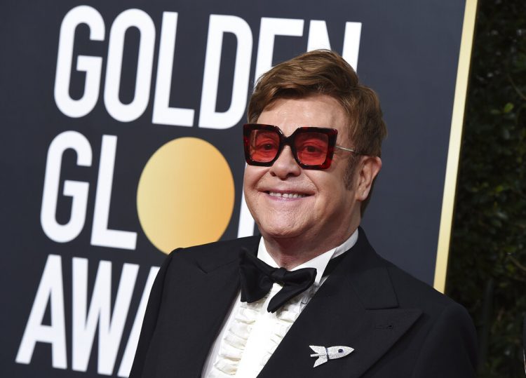 El domingo 5 de enero de 2020 Elton John llega a la 77a entrega anual de los Globos de Oro en el Beverly Hilton Hotel, en Beverly Hills, California. Elton John y Chris Hemsworth son algunos de los famosos que se han comprometido a donar millones en ayuda Australia para combatir los incendios forestales. (Foto Jordan Strauss/Invision/AP, archivo)