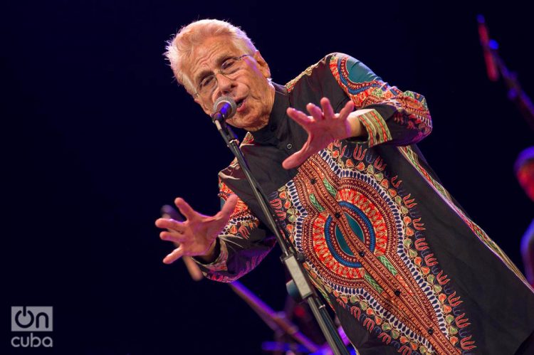 Bobby Carcasses en la apertura del 35 Festival Jazz Plaza, en el Teatro Nacional de La Habana, el 14 de enero de 2020. Foto: Enrique Smith.