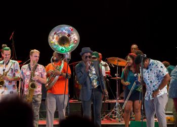 Cimafunk junto a músicos de Nueva Orleans en la apertura del Festival Jazz Plaza, en el Teatro Nacional de La Habana, el 14 de enero de 2020. Foto: Enrique Smith.