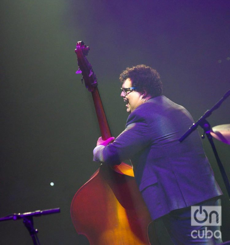 El contrabajista Gastón Joya durante un tributo a Cachao y Charles Mingus, en el el 35 Festival Jazz Plaza, en el Teatro Nacional de La Habana, el 17 de enero de 2020. Foto: Enrique Smith.