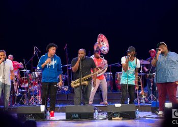 La banda The Soul Rebels, de Nueva Orleans, en la apertura del Festival Jazz Plaza, en el Teatro Nacional de La Habana, el 14 de enero de 2020. Foto: Enrique Smith.