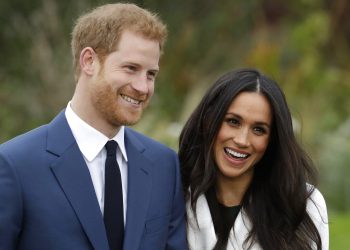 Foto de archivo del príncipe Enrique y Meghan Markle durante una sesión de fotos en el palacio de Kensington, en Londres. Foto: Matt Dunham / AP / Archivo.