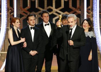 Sam Mendes recibe el Globo de Oro a la mejor película de drama por "1917", el domingo 5 de enero del 2020 en Beverly Hills, California. Foto: Paul Drinkwater/NBC vía AP.