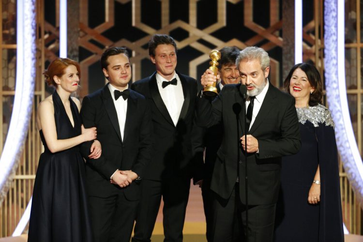 Sam Mendes recibe el Globo de Oro a la mejor película de drama por "1917", el domingo 5 de enero del 2020 en Beverly Hills, California. Foto: Paul Drinkwater/NBC vía AP.