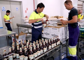 Trabajadores de Havana Club empacan botellas de ron en la línea de producción y llenado de la Fábrica de Ron de San José de las Lajas, en el occidente cubano, el 30 de enero de 2020. Foto: Ernesto Mastrascusa / EFE / Archivo.