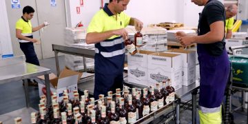 Trabajadores de Havana Club empacan botellas de ron en la línea de producción y llenado de la Fábrica de Ron de San José de las Lajas, en el occidente cubano, el 30 de enero de 2020. Foto: Ernesto Mastrascusa / EFE / Archivo.