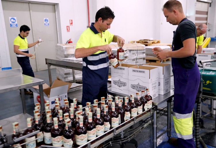 Trabajadores de Havana Club empacan botellas de ron en la línea de producción y llenado de la Fábrica de Ron de San José de las Lajas, en el occidente cubano, el 30 de enero de 2020. Foto: Ernesto Mastrascusa / EFE / Archivo.