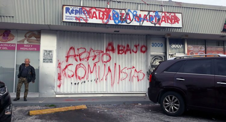 Así amaneció el lunes la fachada de  las instalaciones de la Alianza Martiana en Miami. | Foto: Carlos Rafael Diéguez