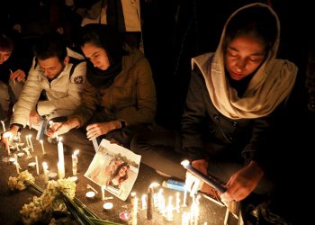 Numerosas personas efectúan una vigila por las víctimas del derribo de un avión de pasajeros ucraniano en la entrada de la Universidad Amri Kabir en Teherán, Irán, el sábado 11 de enero de 2020. Foto: Ebrahim Noroozi / AP.