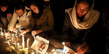 Numerosas personas efectúan una vigila por las víctimas del derribo de un avión de pasajeros ucraniano en la entrada de la Universidad Amri Kabir en Teherán, Irán, el sábado 11 de enero de 2020. Foto: Ebrahim Noroozi / AP.