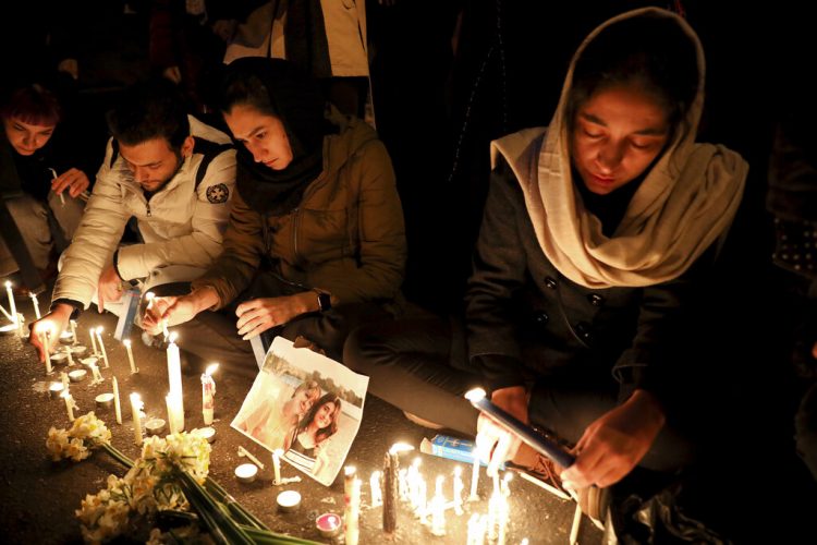 Numerosas personas efectúan una vigila por las víctimas del derribo de un avión de pasajeros ucraniano en la entrada de la Universidad Amri Kabir en Teherán, Irán, el sábado 11 de enero de 2020. Foto: Ebrahim Noroozi / AP.