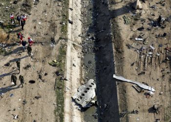 ARCHIVO - En esta fotografía de archivo del miércoles 8 de enero de 2020, varios rescatistas registran el sitio donde se estrelló un jet de pasajeros ucraniano en Shahedshahr, al suroeste de Teherán, Irán. (AP Foto/Ebrahim Noroozi, archivo)