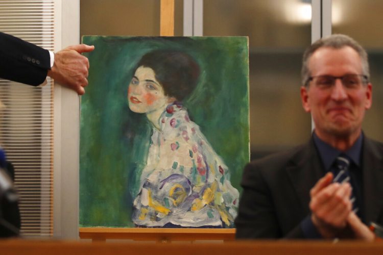 Una pintura hallada el pasado diciembre entre las paredes de museo se exhibe en una conferencia de prensa en Piacenza, Italia, el viernes 17 de enero del 2020. Expertos en arte confirmaron que se trata de la pintura robada de Gustav Klimt "Retrato de una dama", dijeron fiscales el viernes. (AP Foto/Antonio Calanni)