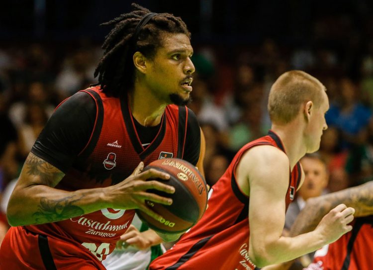 El pívot cubano Javier Jústiz (i), del club español Casademont Zaragoza. Foto: basketzaragoza.net