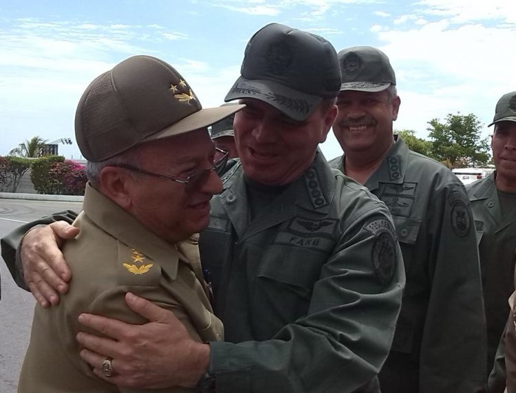 El general de Cuerpo de Ejército Leopoldo Cintra Frías ministro de la FAR de la República de Cuba, Leopoldo Cintras Frías recibido en 2015 por oficiales de las Fuerza Armada Nacional Bolivariana de Venezuela. Foto: @ComgralAmb
/Twitter.