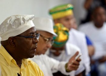 Sacerdotes de Ifá durante una presentación de la Letra del Año, en La Habana. Foto: Ernesto Mastrascusa/EFE.