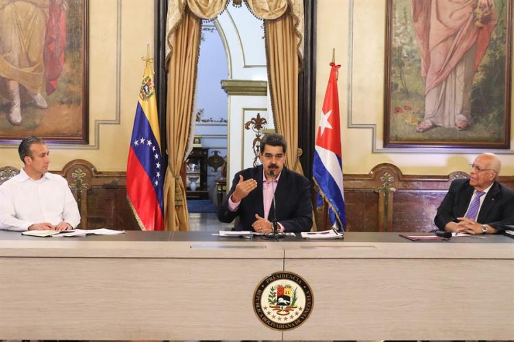 Presidente venezolano, Nicolás Maduro (c) y Ricardo Cabrisas (der), en un acto de Gobierno este lunes, en Caracas (Venezuela). Foto: EFE/ Prensa Miraflores.