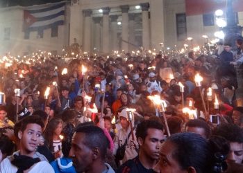 Salida de la Marcha de las Antorchas de la escalinata de la Universidad de La Habana. Foto: uci.cu / Archivo.