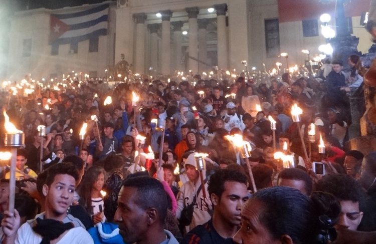 Salida de la Marcha de las Antorchas de la escalinata de la Universidad de La Habana. Foto: uci.cu / Archivo.