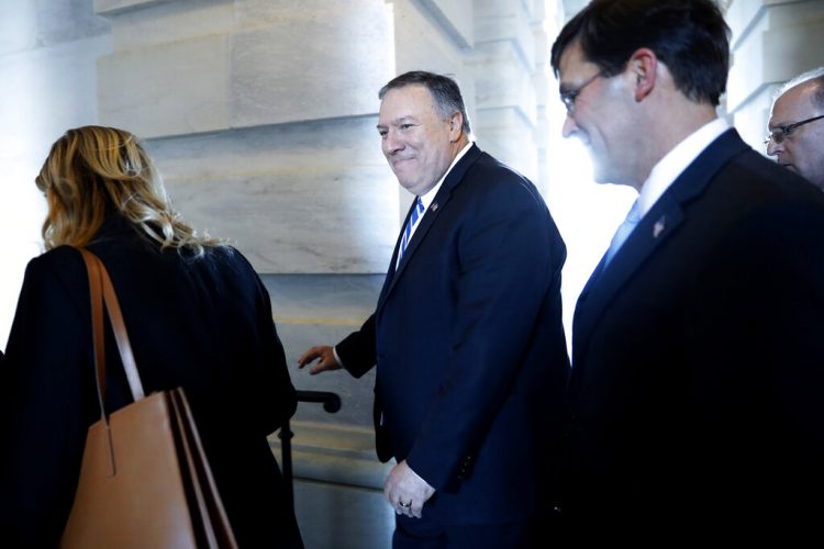 El secretario norteamericano de Estado, Mike Pompeo, al centro, y el secretario de Defensa, Mark Sper, a la derecha, se retiran el 8 de enero de 2020 del Capitolio, en Washington, después de informar a senadores sobre los detalles del peligro que obligó a Estados Unidos a asesinar la semana pasada al general iraní Qassem Soleimani en Irak. . (AP Foto/ Jacquelyn Martin)