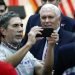 El vicepresidente Mike Pence, a la derecha, posa para una foto con un simpatizante al término de un acto de campaña en Kissimmee, Florida, el jueves 16 de enero de 2020. (AP Foto/John Raoux)