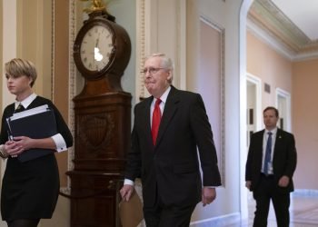 El líder de la mayoría republicana en el Senado, Mitch McConnell, un aliado de Trump, llega al Senado para iniciar el juicio político al presidente bajo cargos de abuso de poder y obstrucción a las labores del Congreso, en Washington, el martes 21 de enero de 2020. Foto: J. Scott Applewhite / AP.