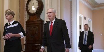 El líder de la mayoría republicana en el Senado, Mitch McConnell, un aliado de Trump, llega al Senado para iniciar el juicio político al presidente bajo cargos de abuso de poder y obstrucción a las labores del Congreso, en Washington, el martes 21 de enero de 2020. Foto: J. Scott Applewhite / AP.