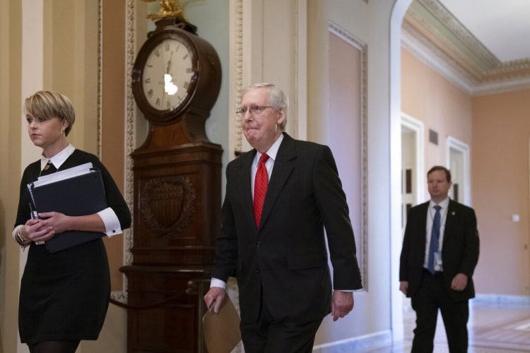 El líder de la mayoría republicana en el Senado, Mitch McConnell, un aliado de Trump, llega al Senado para iniciar el juicio político al presidente bajo cargos de abuso de poder y obstrucción a las labores del Congreso, en Washington, el martes 21 de enero de 2020. Foto: J. Scott Applewhite / AP.