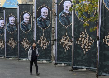 Un hombre pasa junto a carteles con la imagen del general de la Guardia Revolucionaria Qassem Soleimani, que murió en un ataque de Estados Unidos en Bagdad, en una calle de Teherán, Irán, el 4 de enero de 2020. (AP Foto/Vahid Salemi)