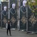 Un hombre pasa junto a carteles con la imagen del general de la Guardia Revolucionaria Qassem Soleimani, que murió en un ataque de Estados Unidos en Bagdad, en una calle de Teherán, Irán, el 4 de enero de 2020. (AP Foto/Vahid Salemi)