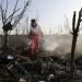 Un rescatistas busca entre los escombros en el lugar donde se estrelló un avión de pasajeros ucraniano, en Shahedshahr, al suroeste de Teherán, Irán, el 8 de enero de 2020. Foto: AP/Ebrahim Noroozi