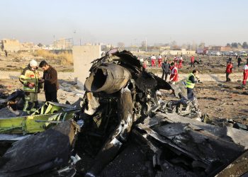 Restos de un avión ucraniano que se estrelló poco después de despegar en Shahedshahr, en el suroeste de Teherán, Irán. (AP Foto/Ebrahim Noroozi)