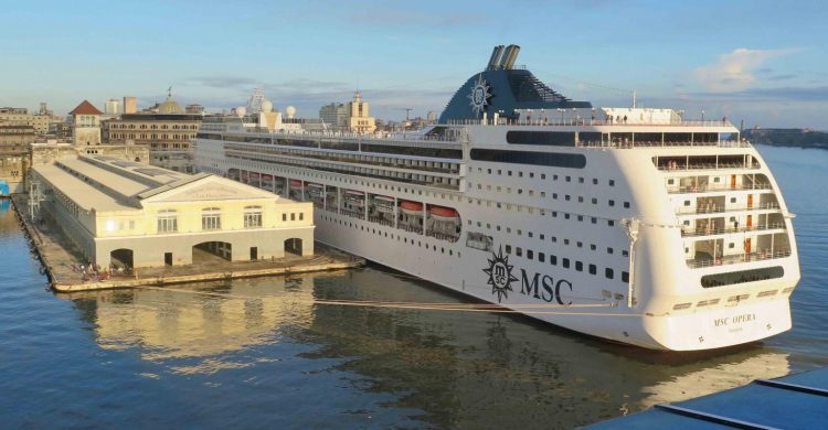 El crucero MSC Opera fondeado en el puerto de La Habana | Foto: Sea Trade News