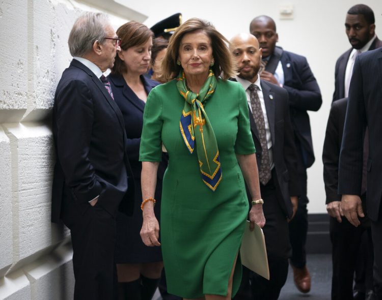 La presidenta de la Cámara de Representantes, Nancy Pelosi, sale de una reunión a puertas cerradas con el bloque demócrata en el Congreso, Washington, el martes 14 de enero de 2020. Foto: J. Scott Applewhite / AP.