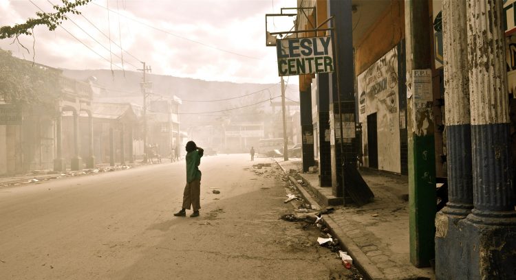 Una de las avenidas de la capital, desierta y todavía envuelta en la neblina del temblor. Foto: RF.