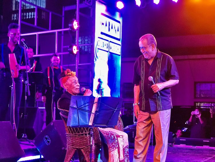 La diva del Buena Vista Social Club, Omara Portuondo, canta junto al salsero boricua Andy Montañez durante su gira por barrios habaneros. Foto: Cortesía del equipo de Omara