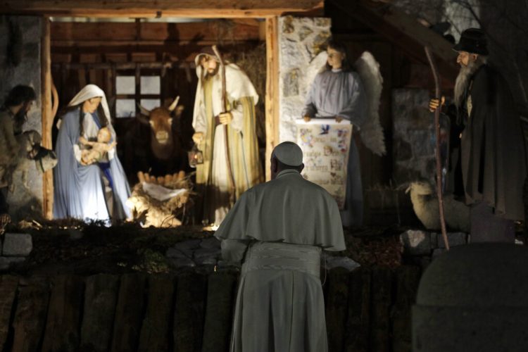 El papa Francisco presencia una representación del nacimiento de Jesús expuesto en la Plaza de San Pedro después de presidir una ceremonia en vísperas de la Fiesta de Santa María y el Te Deum de Acción de Gracias de fin de año en la Basilica de San Pedro en el Vaticano, el martes 31 de diciembre de 2019. (AP Foto/Gregorio Borgia)