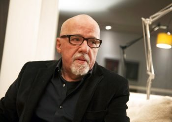 El escritor brasileño Paulo Coelho durante una entrevista en su apartamento en Ginebra, Suiza. Foto: Boris Heger / AP / Archivo.