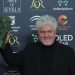 El director Pedro Almodóvar posa tras ganar el premio Goya a la mejor película por "Dolor y gloria", la madrugada del domingo 26 de enero del 2020 en Málaga, España. (AP Foto/Manu Fernández)