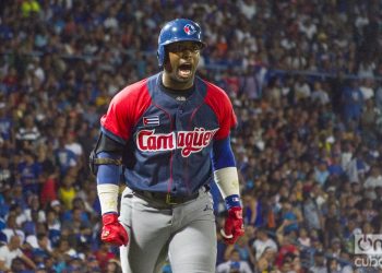 Leslie Anderson lideró el ataque de los Toros camagüeyanos durante el primer juego de la semifinal de la Serie Nacional 59 entre los equipos de Camagüey e Industriales en el estadio Latinoamericano de La Habana, el 3 de diciembre de 2019. Foto: Otmaro Rodríguez.