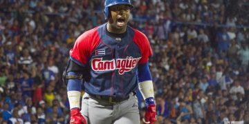 Leslie Anderson lideró el ataque de los Toros camagüeyanos durante el primer juego de la semifinal de la Serie Nacional 59 entre los equipos de Camagüey e Industriales en el estadio Latinoamericano de La Habana, el 3 de diciembre de 2019. Foto: Otmaro Rodríguez.