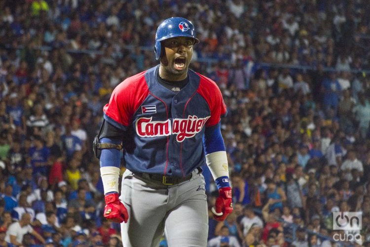 Leslie Anderson lideró el ataque de los Toros camagüeyanos durante el primer juego de la semifinal de la Serie Nacional 59 entre los equipos de Camagüey e Industriales en el estadio Latinoamericano de La Habana, el 3 de diciembre de 2019. Foto: Otmaro Rodríguez.