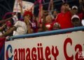 Celebración en las gradas durante el primer juego de la semifinal de la Serie Nacional 59 entre los equipos de Camagüey e Industriales en el estadio Latinoamericano de La Habana, el 3 de diciembre de 2019. Foto: Otmaro Rodríguez.