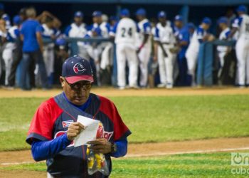 Miguel Borroto, director del equipo de Camagüey, durante la semifinal frente a Industriales en el Estadio Latinoamericano de La Habana. Lleva puesta la gorra donada a los Toros camagüeyanos por Juancho, emigrado cubano que vive en EE.UU. Foto: Otmaro Rodríguez.