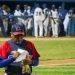 Miguel Borroto, director del equipo de Camagüey, durante la semifinal frente a Industriales en el Estadio Latinoamericano de La Habana. Lleva puesta la gorra donada a los Toros camagüeyanos por Juancho, emigrado cubano que vive en EE.UU. Foto: Otmaro Rodríguez.