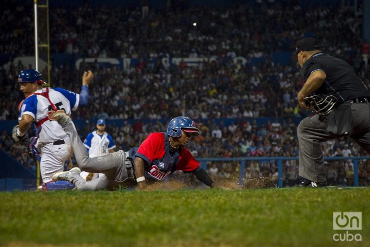 Primer juego de la semifinal de la Serie Nacional 59 entre los equipos de Camagüey e Industriales en el estadio Latinoamericano de La Habana, el 3 de diciembre de 2019. Foto: Otmaro Rodríguez.